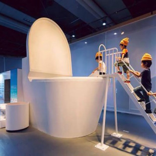 Museo de Tokio permite saltar en wáter gigante con sombreros con forma de zurullo para aprender cómo funcionan los baños