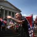 Hombre trolea una marcha del KKK tocando una tuba