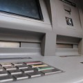 Banco de España avisa: solo debe cobrarse una comisión por sacar dinero del cajero | Caso de doble comisión