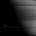 Mimas y Dione miran al gigante Saturno