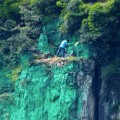 Un chino pinta de verde un acantilado de 900m para mejorar el feng shui de su casa [ENG]