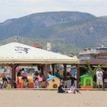 Un chiringuito de Castelldefels regala refrescos a cambio de limpiar la playa de colillas