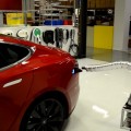 El cargador de Tesla con aspecto de serpiente de metal que se enchufa solo [ENG]