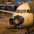 El morro y parabrisas de un avión de línea estadounidense gravemente afectado al atrevesar una tormenta de granizo [FRA]