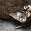 Arqueólogos descubren restos de una madre que murió protegiendo a su hijo de un terremoto