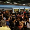 Las otras increíbles prohibiciones que establece el reglamento del Metro de Santiago