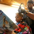 Este barbero corta el pelo gratis a los niños que le lean un cuento (Eng)