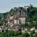 Un pueblo medieval "de cuento" adosado a un acantilado, en Francia (Rocamadour)