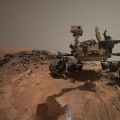 Espectacular foto del rover Curiosity estudiando rocas en Marte [Eng]