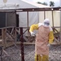 Médicos y pacientes bailan en Sierra Leona para festejar el alta de la última paciente de ébola