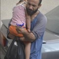 Más de 70.000 dólares para el refugiado sirio que vendía bolígrafos con su hija al cuello