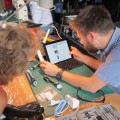 Voluntarios arreglan productos para protestar contra la obsolescencia programada