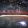 El brillo de un rayo en la Tierra, reflejado en la Estación Espacial Internacional