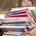 400 euros en la mochila: así funciona el negocio de los libros del colegio en España