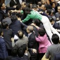 A golpes en el Parlamento japonés al votarse la ley que permite al ejército intervenir en el extranjero