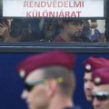 Hungría intercepta un tren con refugiados y desarma a 40 policías croatas