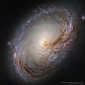 La galaxia espiral M96 desde el Hubble [eng]