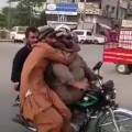 Viajando de paquete por Pakistán [vertical]