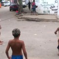 Perro jugando a saltar la comba con unos niños brasileños