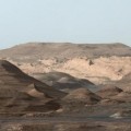 Curiosity envía una preciosa postal del montañoso paisaje marciano