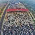 Miles de coches quedan atrapados en el peor atasco de tráfico de la historia