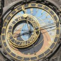Cómo funciona un reloj astronómico