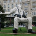 Hungría homenajea la foto más icónica de la Guerra Civil Española con esta escultura horrorosa