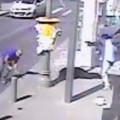 Un palestino empotra su vehículo contra un grupo de personas que esperaban el autobús y luego los apuñala [ENG] [NSFW]