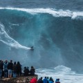 Un surfista cabalgando un ola enorme en Portugal (fotos+vídeo) [EN]
