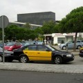 El equipo de Colau propone acabar con la costumbre de parar taxis en la calle