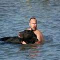 Hombre salva a un oso de 400 libras de ahogarse [Eng]