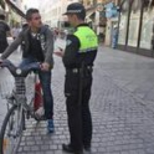 La Policía Local impone ya multas a los ciclistas en zonas peatonales en Sevilla