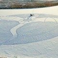 Un artista camina durante todo el día en Siberia para crear un mural gigante de un dragón [EN]