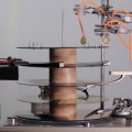Una máquina fabricada con vinilos que hace música techno