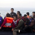 Un guardacostas perfora la balsa en la que viajaban 58 refugiados sirios