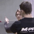 Una academia de artes marciales comienza a enseñar autodefensa con palos para selfies