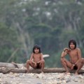 Una tribu aislada emerge de la selva amazónica del Perú