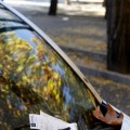 Madrid prohíbe los anuncios de prostitución en los parabrisas de los coches