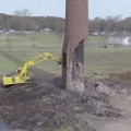 Este vídeo muestra cómo no se debe derribar una chimenea de 48m usando una excavadora