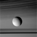 Tethys, Saturno y sus anillos fotografiados por la sonda Cassini el 23 de Noviembre de 2015