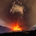 Cielo iluminado sobre Sicilia al entrar en erupción el cráter Vorágine del Monte Etna (ENG)