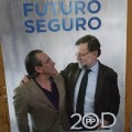 Mariano Rajoy abraza a un imputado en la Púnica en el cartel electoral del PP de Gandia