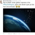 Rajoy 'cuelga' una foto en Twitter con sus gafas flotando por el espacio