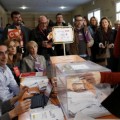 Rajoy envía a Soraya Sáenz de Santamaría a votar por él
