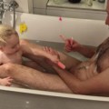 Comediante sube foto bañándose con su hija de 2 años y es acusado de pedofilia