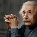 La transición de Einstein de físico a matemático