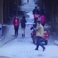 Un chino le roba la minifalda a una mujer que paseaba por la calle a plena luz del día