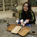 Joven de 17 años crea una alternativa biodegradable a las bandejas de poliestireno