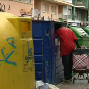 Puigdemont puso candados en los contenedores en Girona para que las personas no rebuscasen