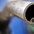 El precio del petróleo cae un 41% en un año pero la gasolina solo baja unos céntimos